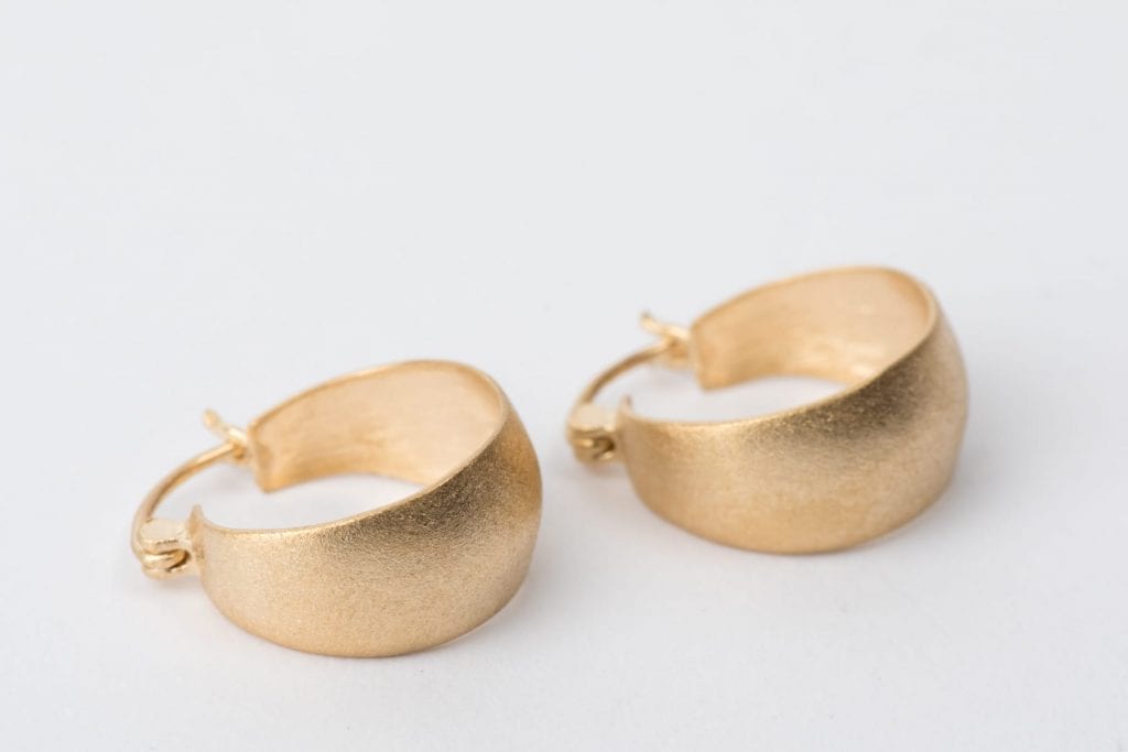 עגילי ג׳יפסי בעבודת יד. חישוק זהב בגימור מט קטיפה.