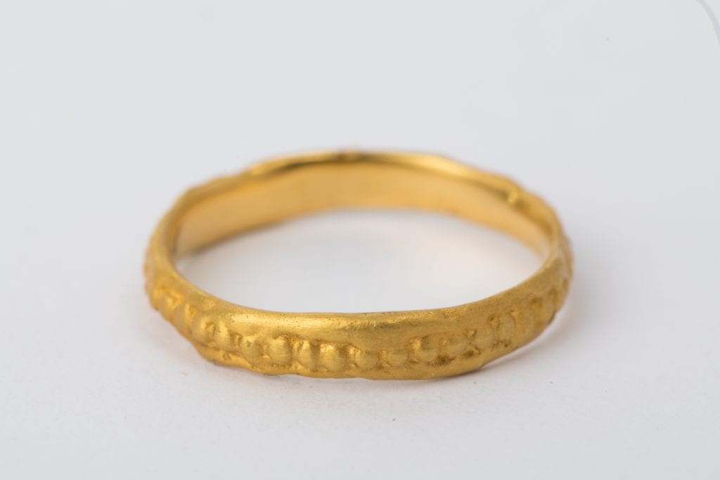 טבעת נישואין במראה עתיק עשויה בעבודת יד 