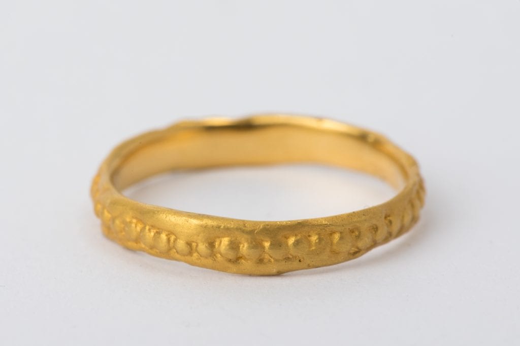 טבעת נישואין במראה עתיק עשויה בעבודת יד 
הטבעת מדמה טבעת עתיקה בעלת מראה לא אחיד עם הטבעת כדורי זהב סביב האמצע שלה. הטבעת עשויה זהב צהוב 22 קראט