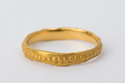 טבעת נישואין במראה עתיק עשויה בעבודת יד 
הטבעת מדמה טבעת עתיקה בעלת מראה לא אחיד עם הטבעת כדורי זהב סביב האמצע שלה. הטבעת עשויה זהב צהוב 22 קראט