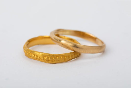 טבעת נישואין במראה עתיק עשויה בעבודת יד 
הטבעת מדמה טבעת עתיקה בעלת מראה לא אחיד עם הטבעת כדורי זהב סביב האמצע שלה. הטבעת עשויה זהב צהוב 22 קראט