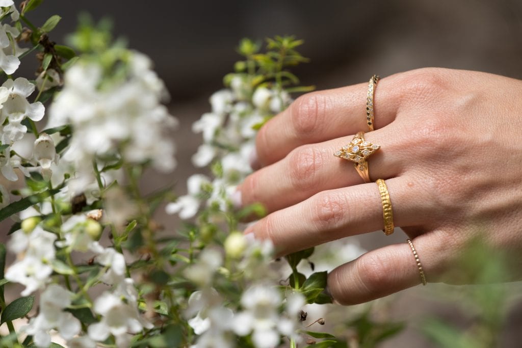 טבעת נישואין במראה עתיק עשויה בעבודת יד 
הטבעת מדמה טבעת עתיקה בעלת מראה לא אחיד עם הטבעת כדורי זהב סביב האמצע שלה. הטבעת עשויה זהב צהוב 22 קראט