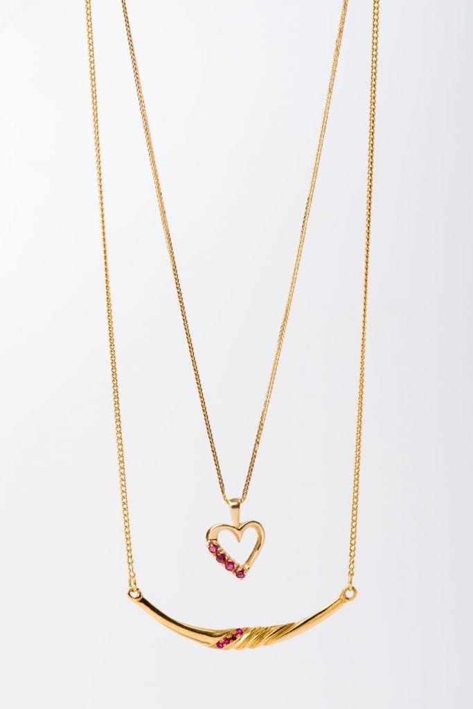 שרשרת לב זהב  מהממת. לב זהב חלול משובץ על צד אחד בארבעה אבני רובי מהממות 