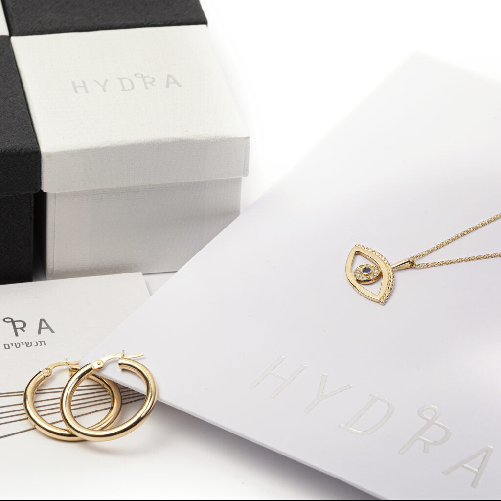 שרשרת עין מזהב. תליון עין גדולה עשויה בעבודת יד משובצת במרכז יהלומים וספיר.