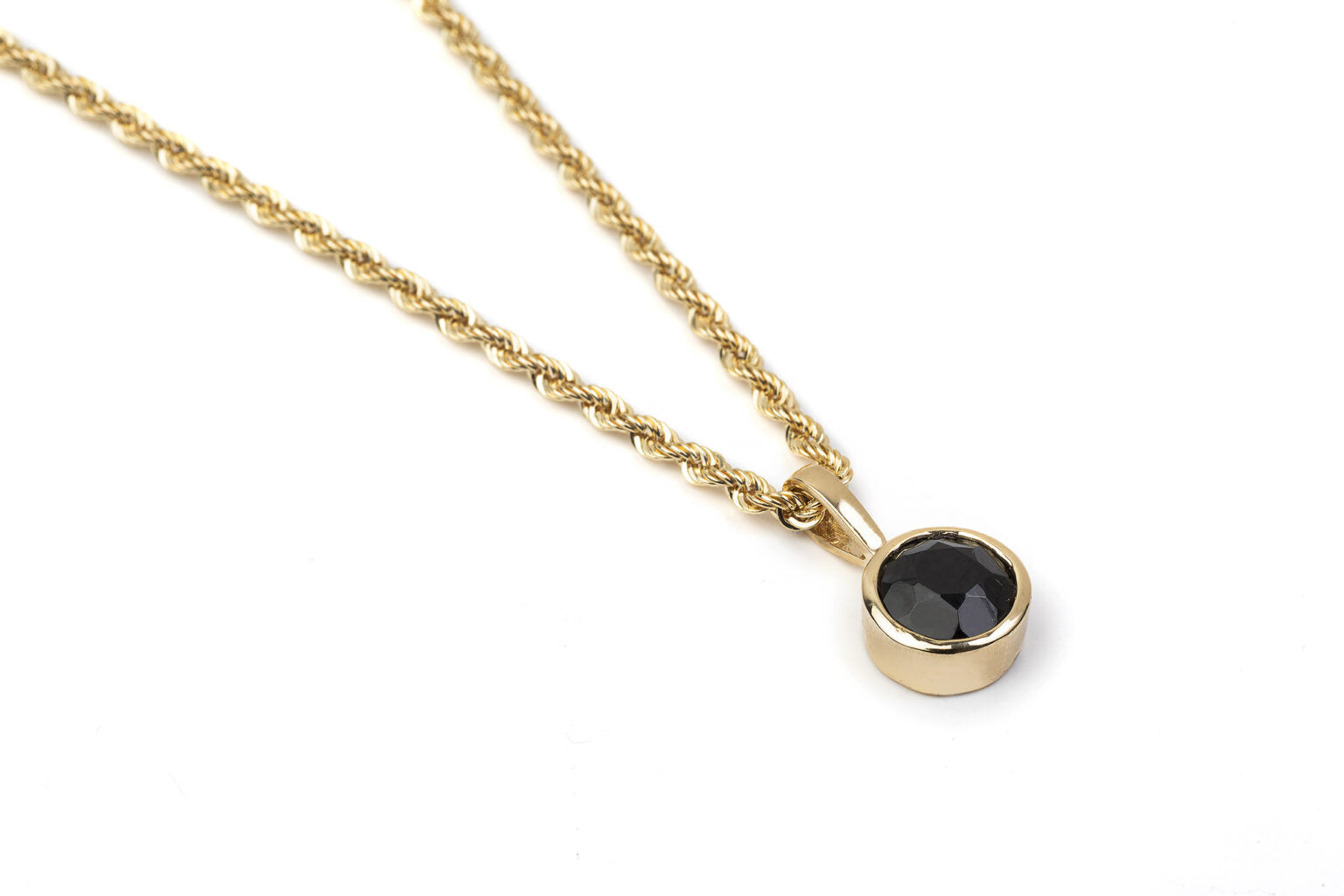 שרשרת חבל זהב מיוחדת עם תליון כוס זהב קלאסית משובצת ספינל שחור