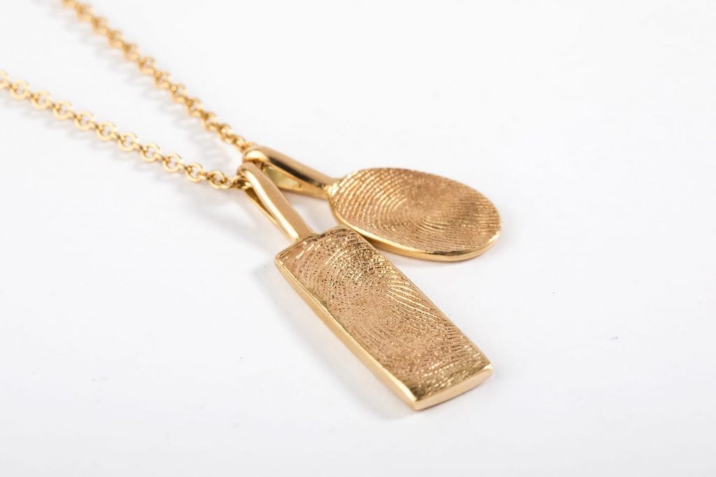 שרשרת זהב עם תליון מלבן ארוך ותליון אליפסה שעליהם טביעת אצבע אישית יצוקה בזהב