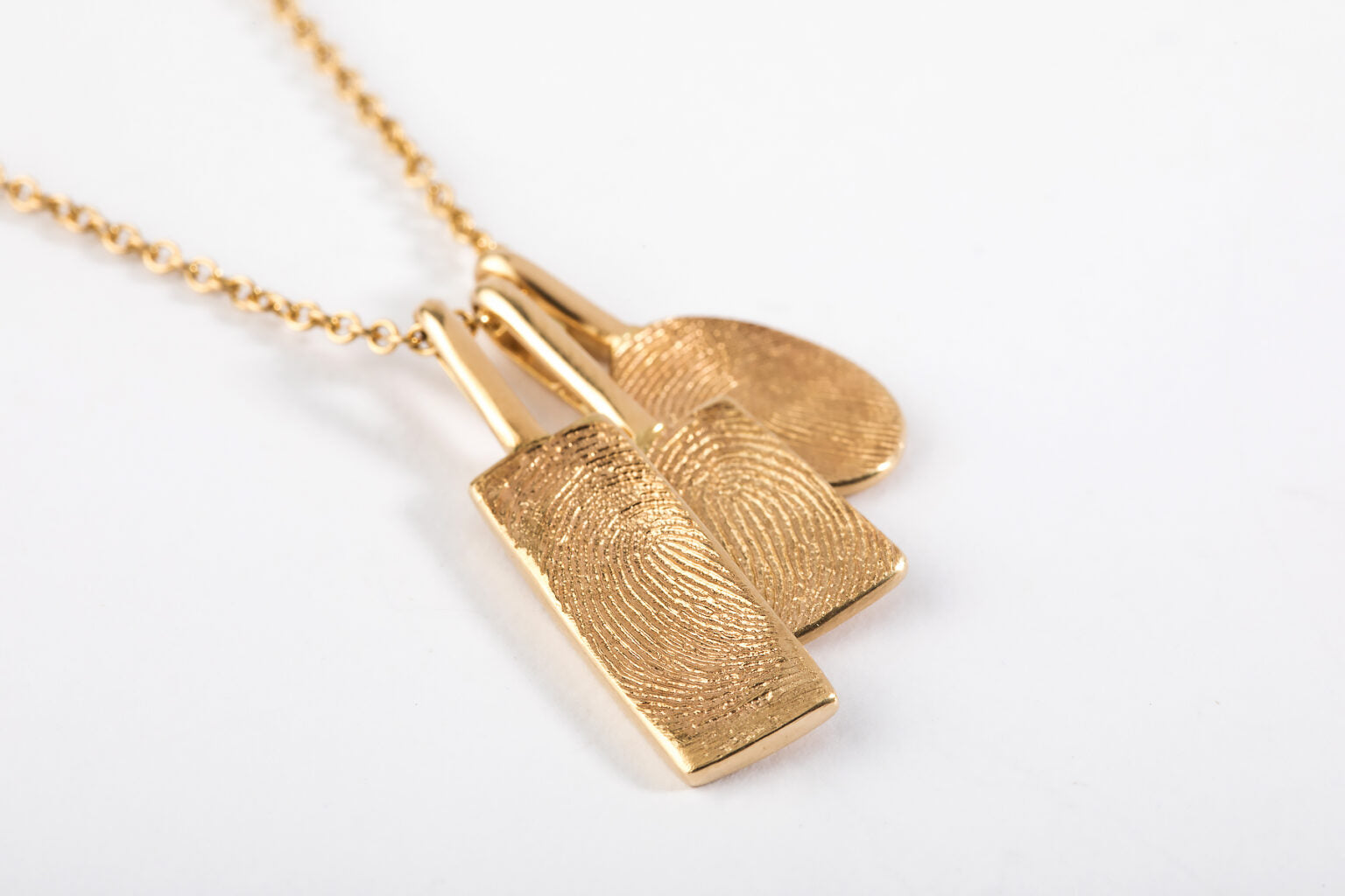 שרשרת חוליות זהב עם שלושה תליוני זהב עם טביעות אצבע