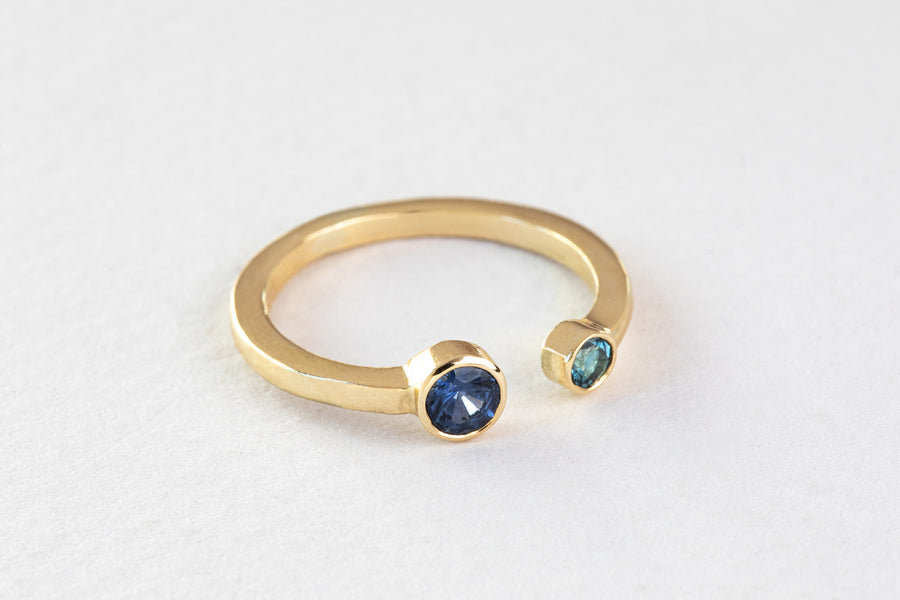 טבעת שילה כחולה א-סימטרית 
