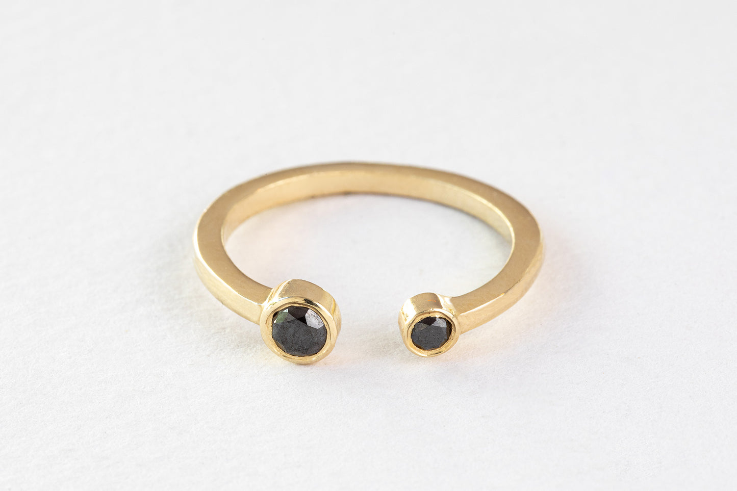 טבעת זהב פתוחה - שילה אסימטרית - יהלומים שחורים