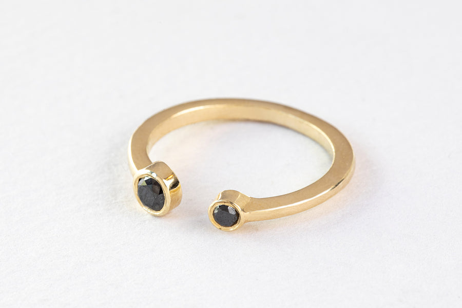 טבעת שילה א-סימטרית יהלומים שחורים