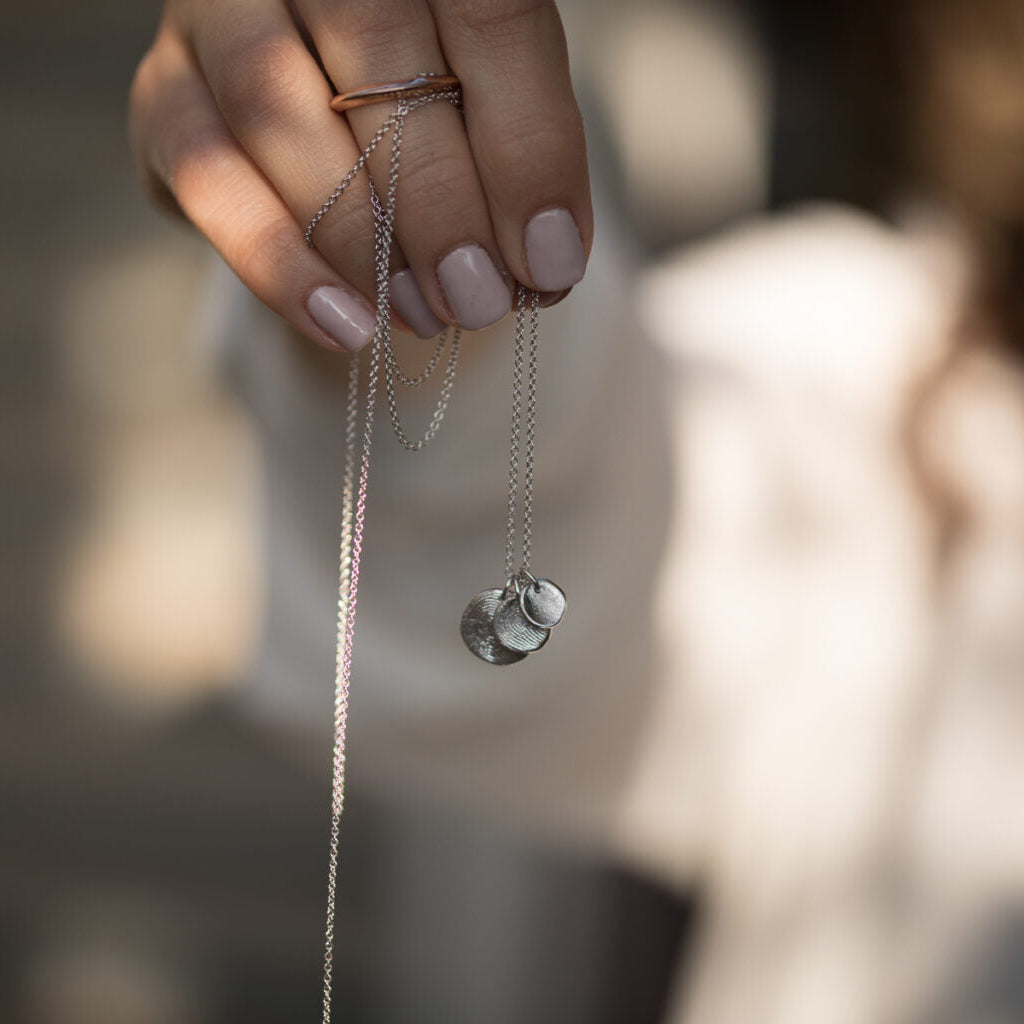 שרשרת זהב לבן עם שלושה תליוני עיגול עם טביעת אצבע אישית 