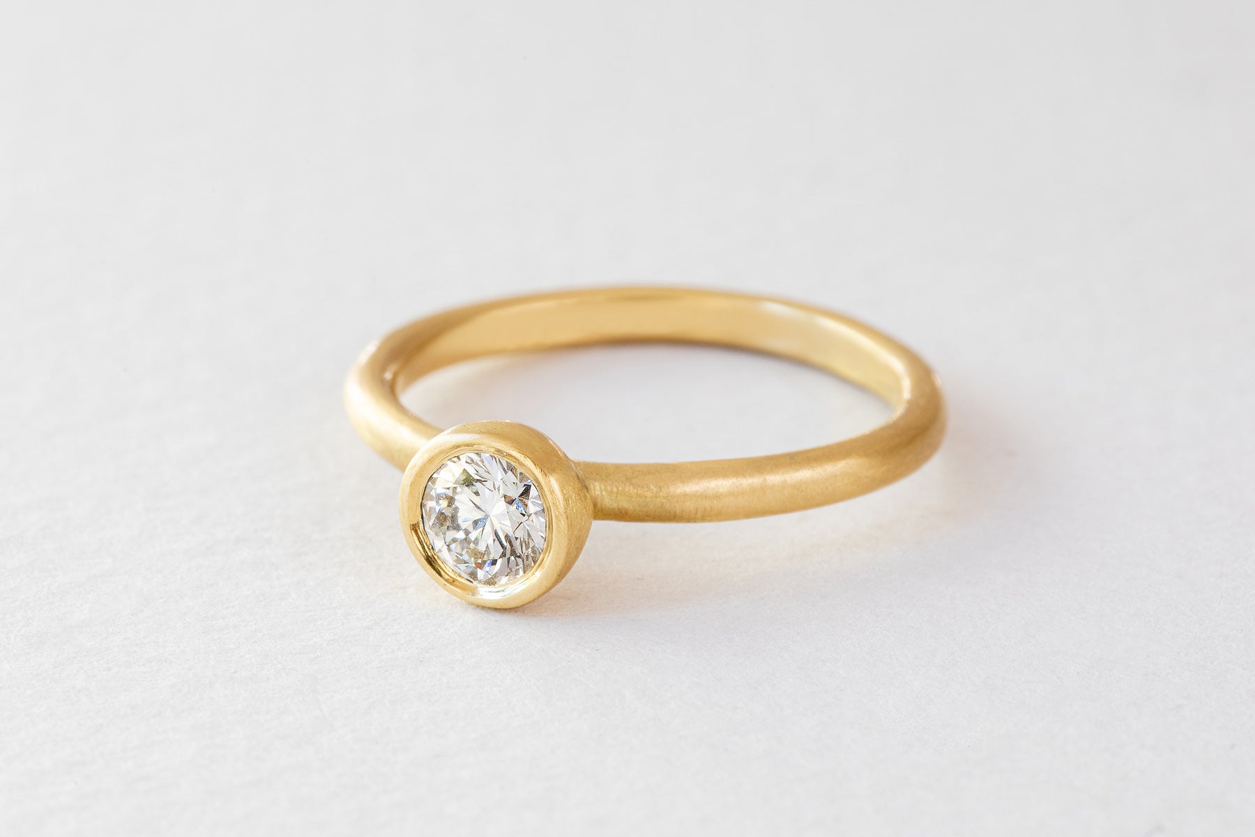 טבעת אירוסין קלאסית משובצת יהלום מעבדה  במראה בוהו וגימור מט