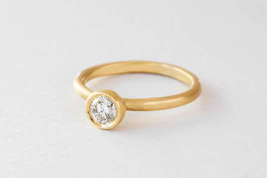 טבעת אירוסין קלאסית משובצת יהלום מעבדה  במראה בוהו וגימור מט