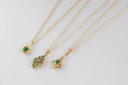 שרשרת זהב וינטאג׳ עם תליון מעויין תחרה משובץ אבני אמרלד ויהלום
יחד עם שרשרת עם תליון כוס זהב משובץ אמרלד.
ושרשרת זהב עם תליון וינטאג׳ משובץ אמרלד.
