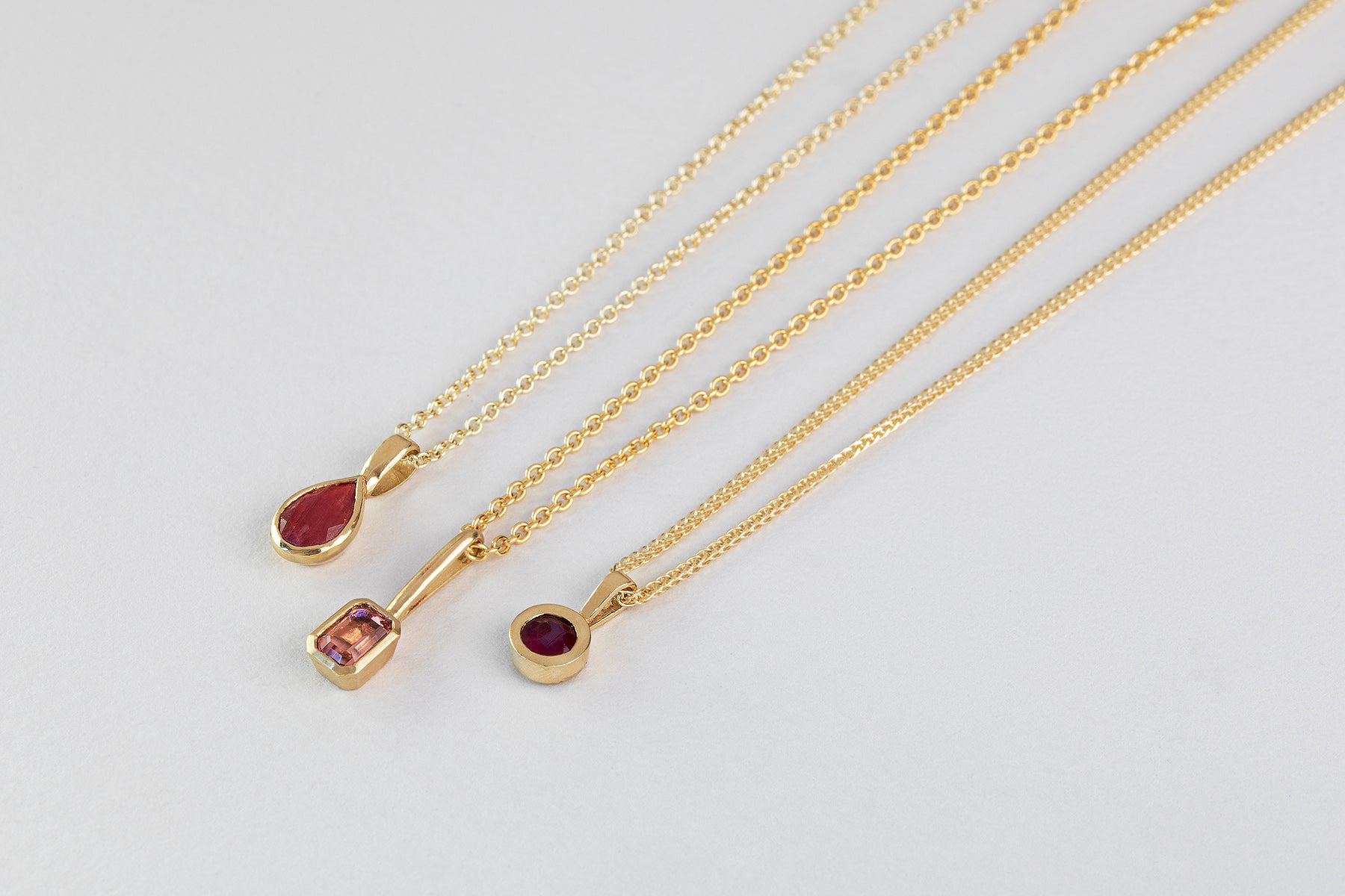 תליון זהב ייחודי עשוי בעבודת יד. תליון עם וו ארוך וצורת מלבן עשוי זהב ומשובץ אבן טורמלין וורודה