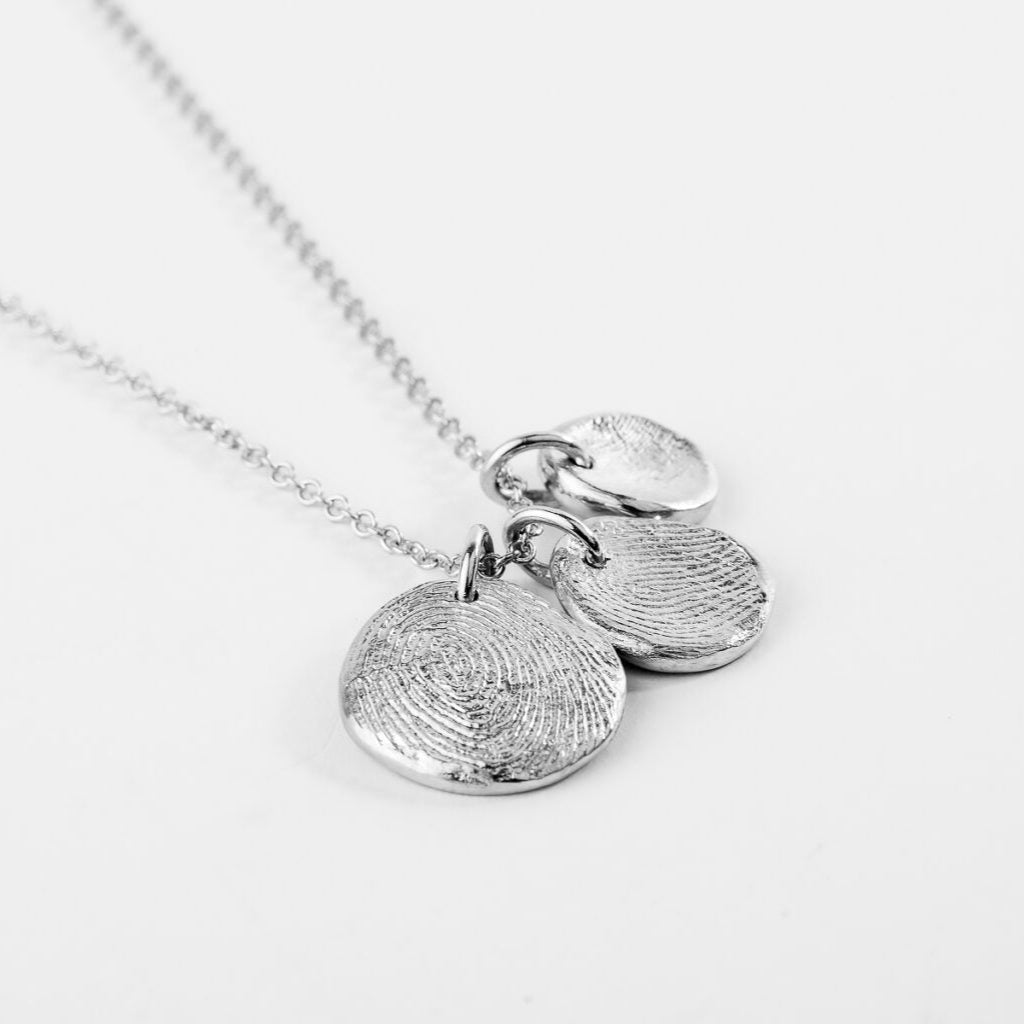 שרשרת זהב לבן עם שלושה תליוני עיגול עם טביעת אצבע אישית 