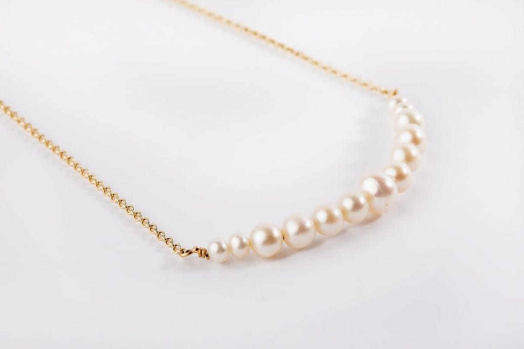 שרשרת זהב עדינה שבמרכזה סנטר של פנינים בגדלים משתנים 