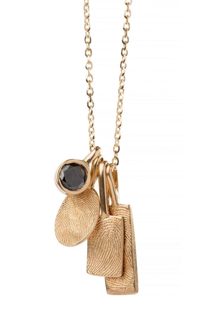 שרשרת טביעות אצבע מזהב. שילוב תליוני זהב עם טביעות אצבע אישיות ותליון אבן ספינל שחורה בכוס זהב