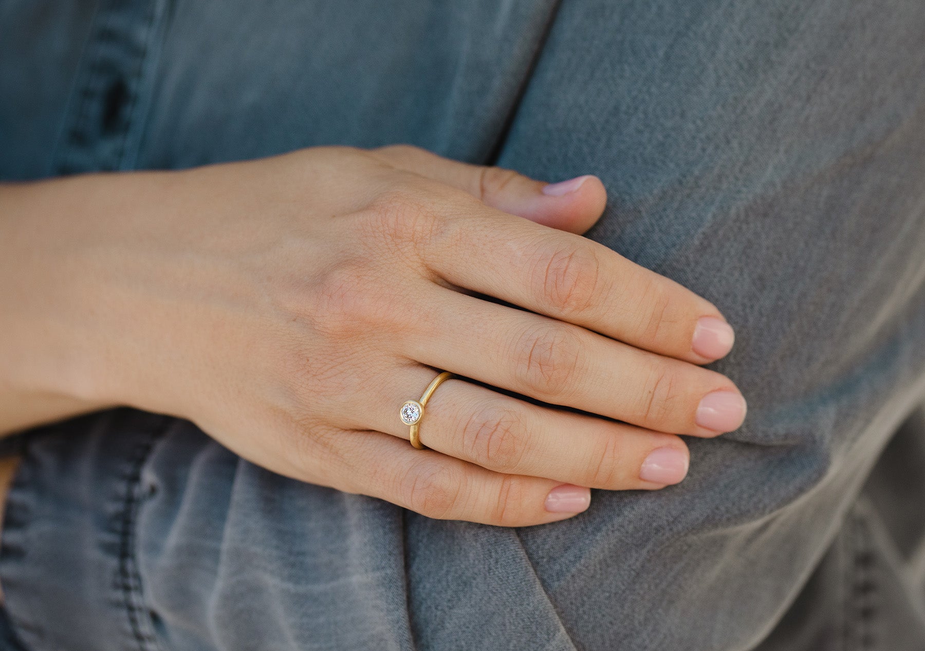 טבעת אירוסין קלאסית משובצת יהלום מעבדה  במראה בוהו וגימור מט