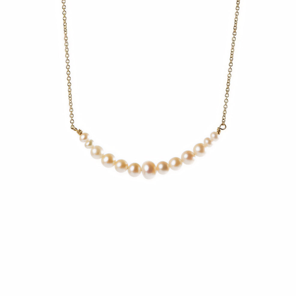 שרשרת זהב עדינה שבמרכזה סנטר של פנינים בגדלים משתנים 