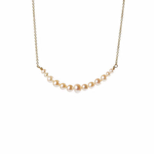 שרשרת זהב עדינה שבמרכזה סנטר של פנינים בגדלים משתנים 