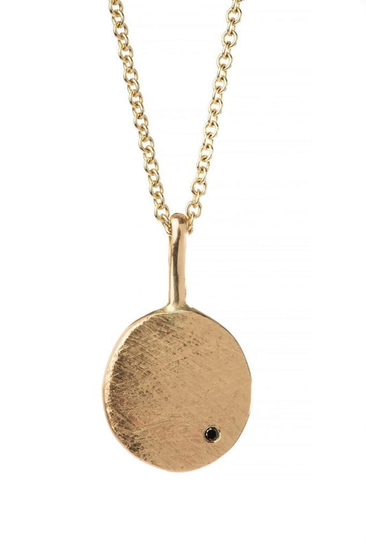 שרשרת זהב עם תליון בצורת מטבע זהב שעליו משובצת אבן יהלום שחור עדינה. המטבע מחובר עם וו זהב. 