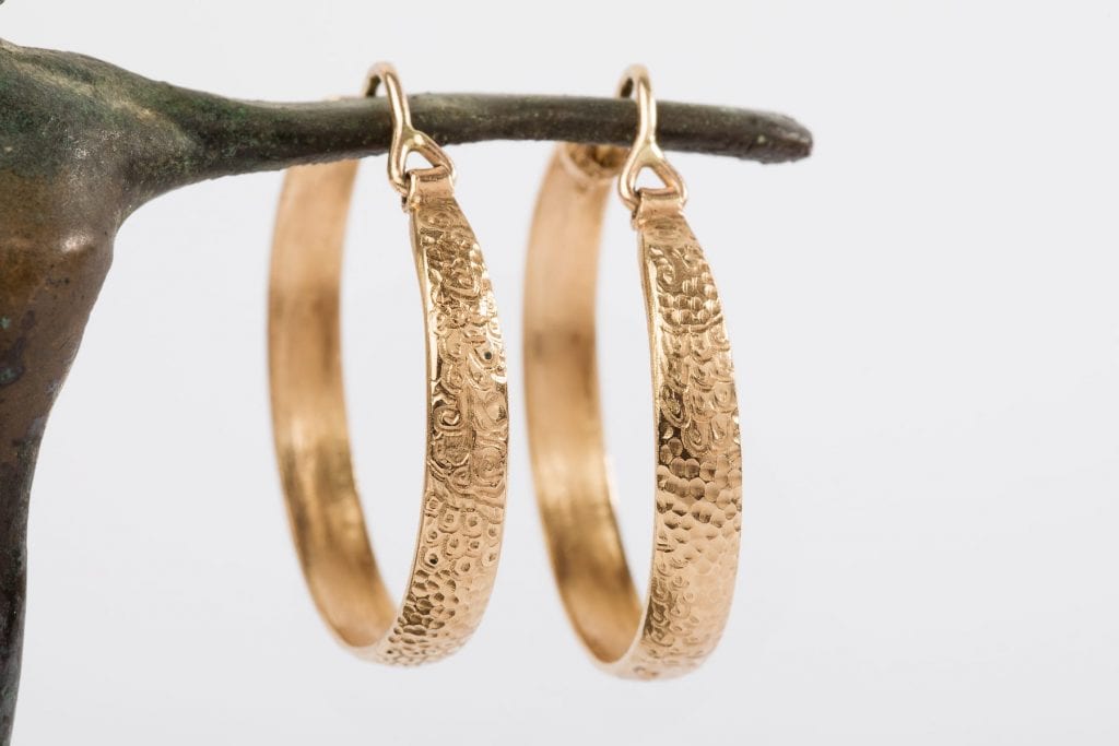 עגיל חישוק זהב רחב וגדול עם טקטסורה עדינה ומיוחדת. עשוי בעבודת יד בסטודיו שלנו.