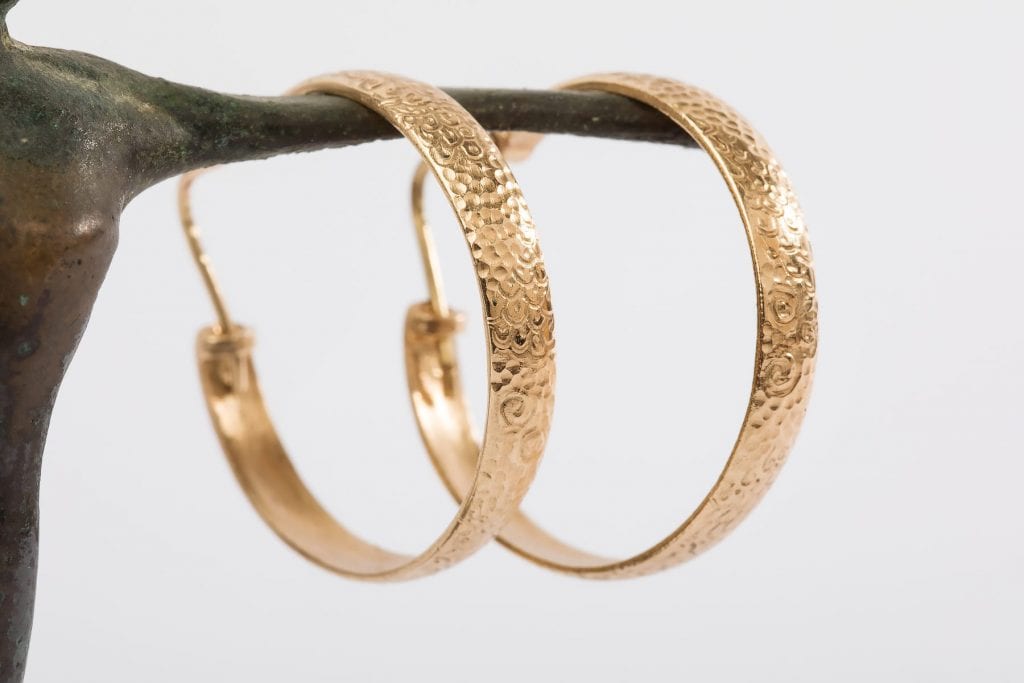 עגיל חישוק זהב רחב וגדול עם טקטסורה עדינה ומיוחדת. עשוי בעבודת יד בסטודיו שלנו.