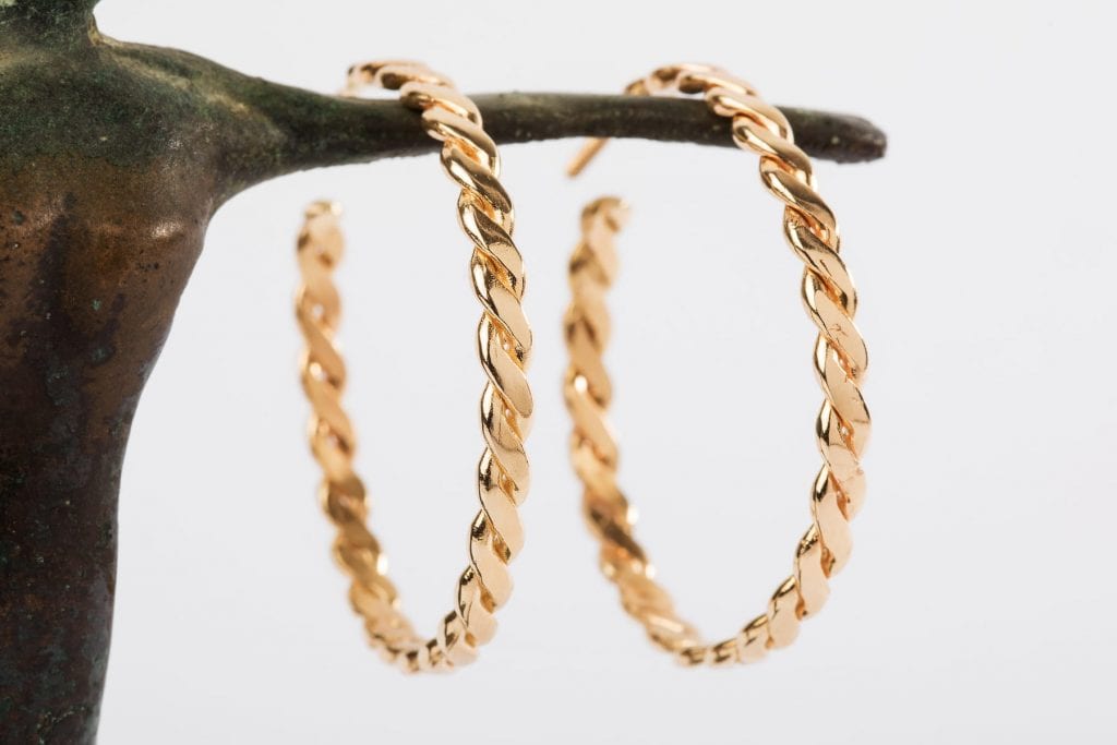 עגיל חישוק זהב בעבודת יד בצורת צמה