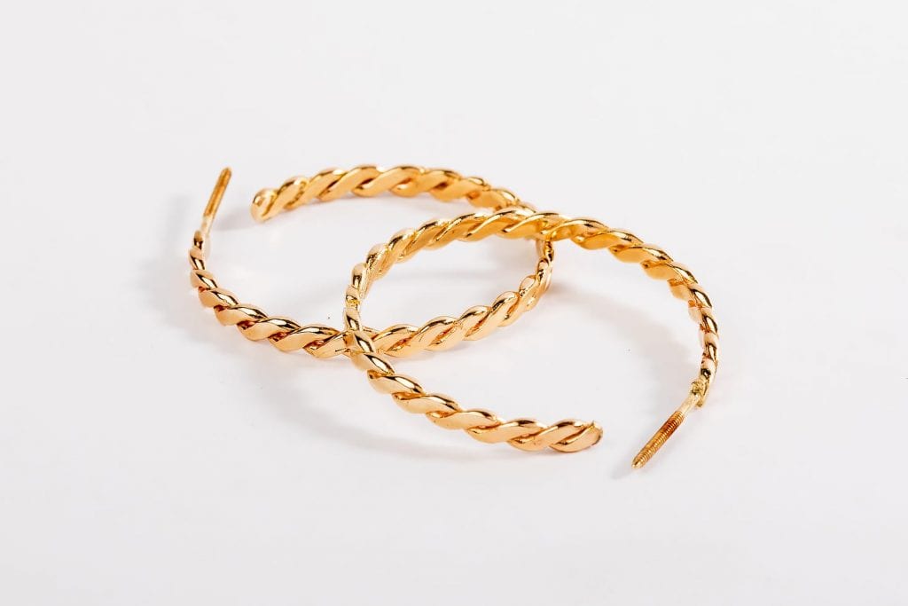 עגיל חישוק זהב בעבודת יד בצורת צמה