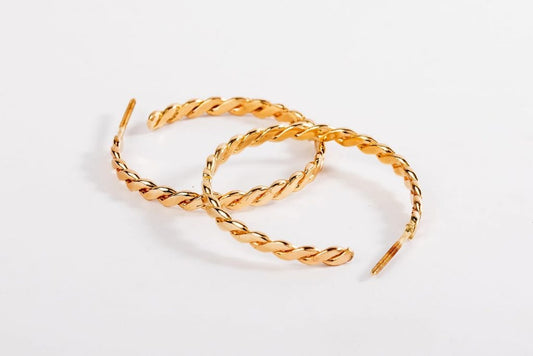 עגיל חישוק זהב בעבודת יד בצורת צמה