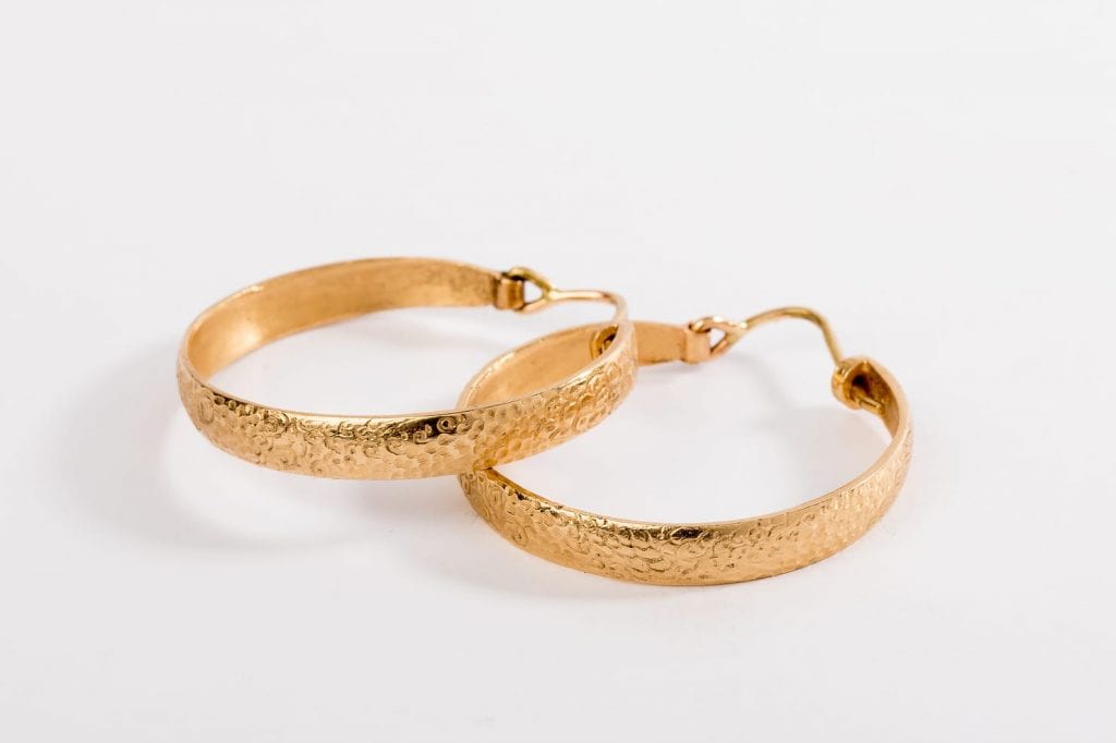 עגיל חישוק זהב רחב וגדול עם טקטסורה עדינה ומיוחדת. עשוי בעבודת יד בסטודיו שלנו.