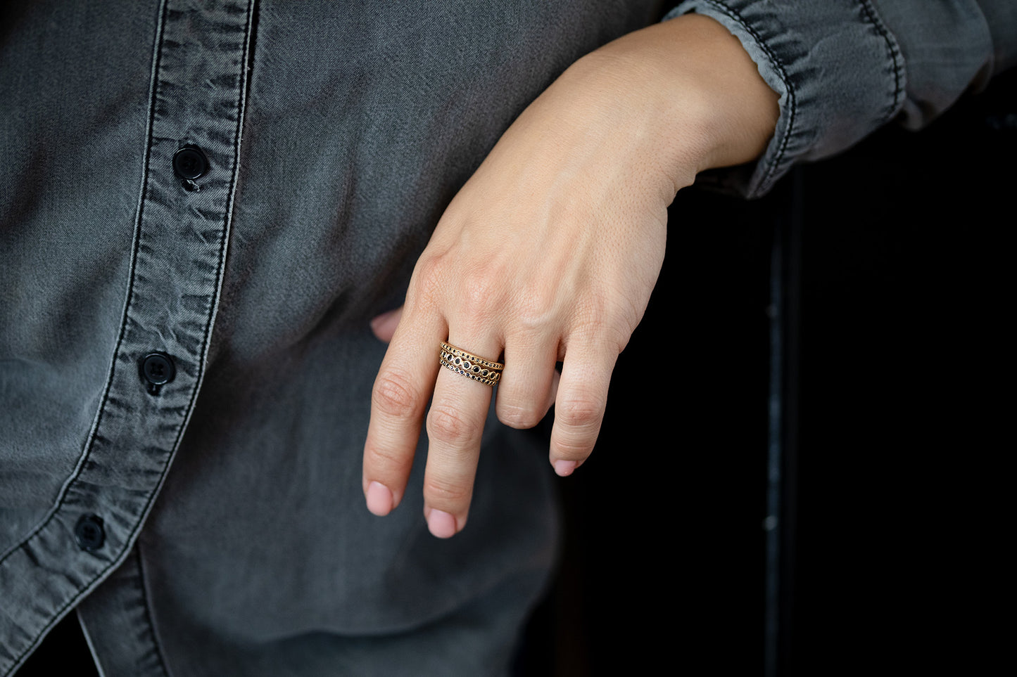 טבעת זהב עגולה - עירית - יהלומים שחורים