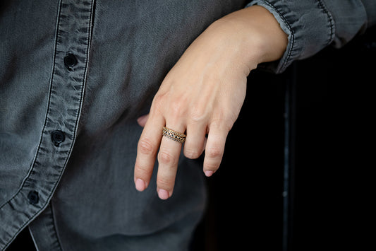 טבעת זהב עגולה - עירית - יהלומים שחורים