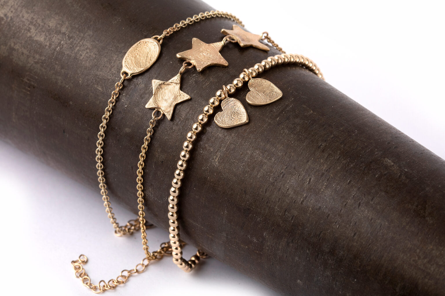 צמיד זהב חוליות עדינות ותליון אליפסה עם טביעת אצבע אישית
צמיד כדורי זהב ותליוני לב טביעות אצבע
צמיד כוכבי זהב