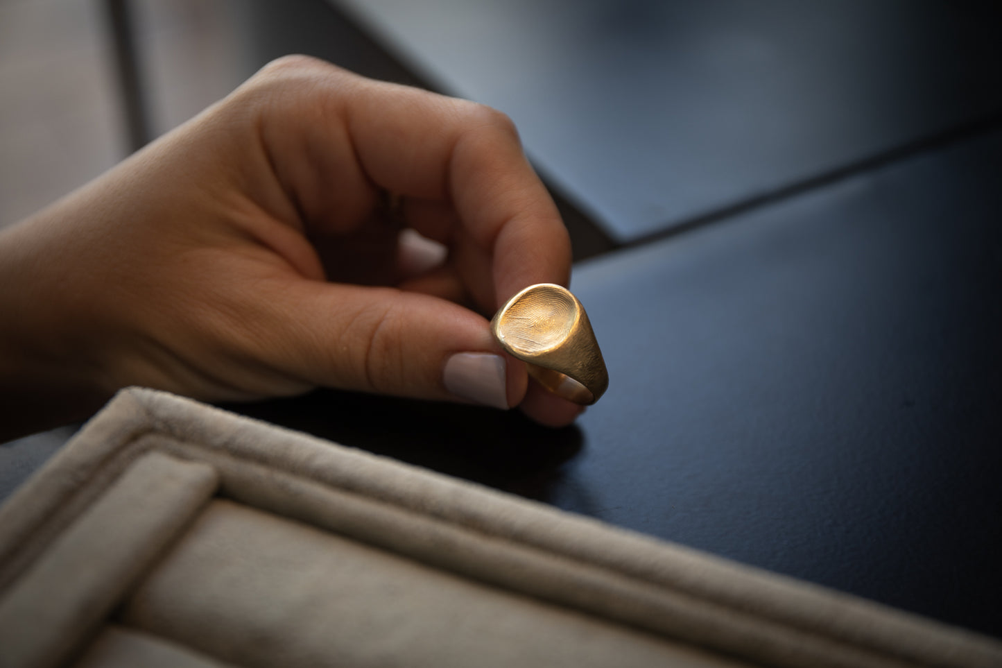 טבעת חותם עגול  עשויה בעבודת יד בזהב 14 קראט עם טביעת אצבע  אישית. טבעת חותם זהב גדולה לגבר