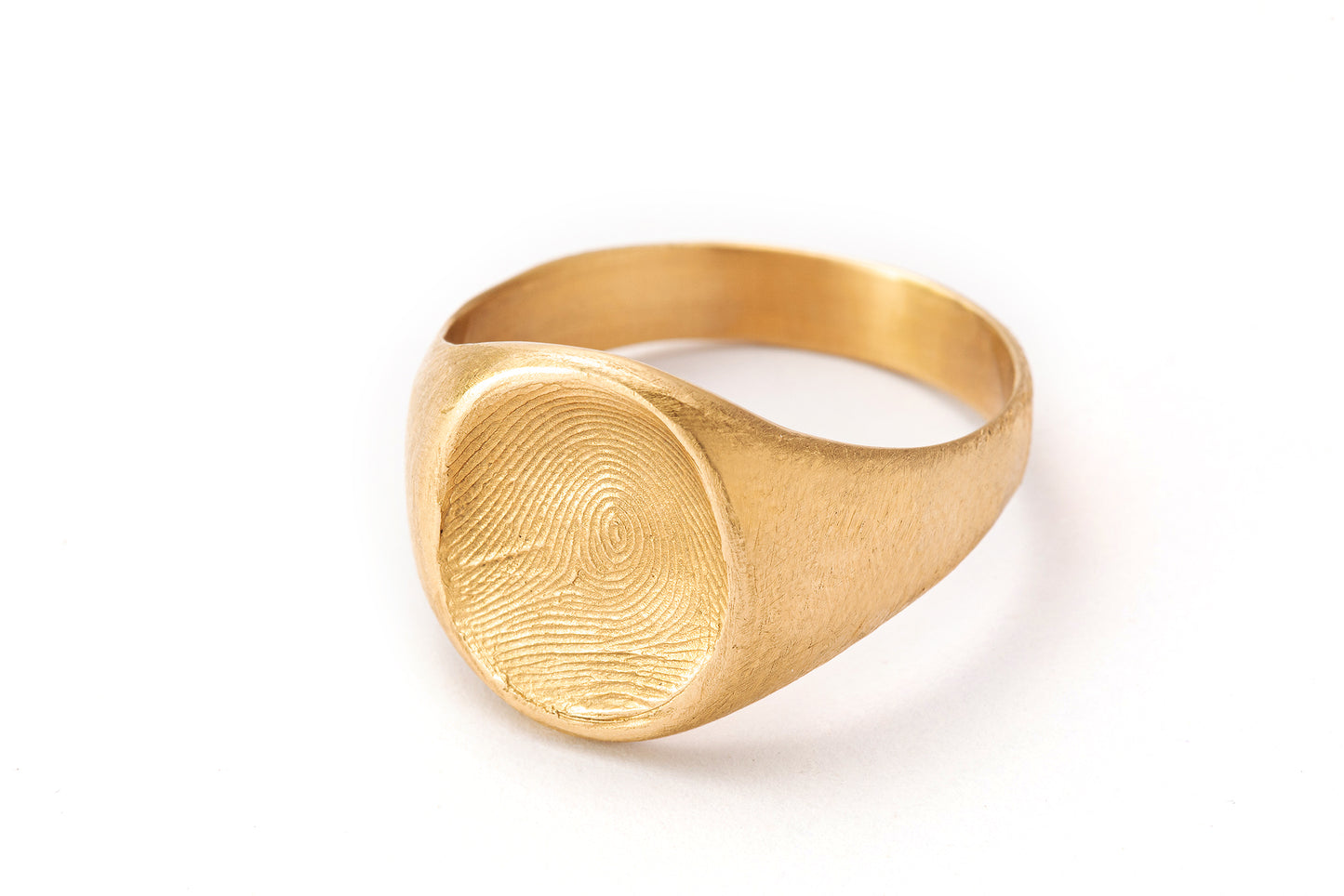 טבעת חותם עגול  עשויה בעבודת יד בזהב 14 קראט עם טביעת אצבע  אישית. טבעת חותם זהב גדולה לגבר