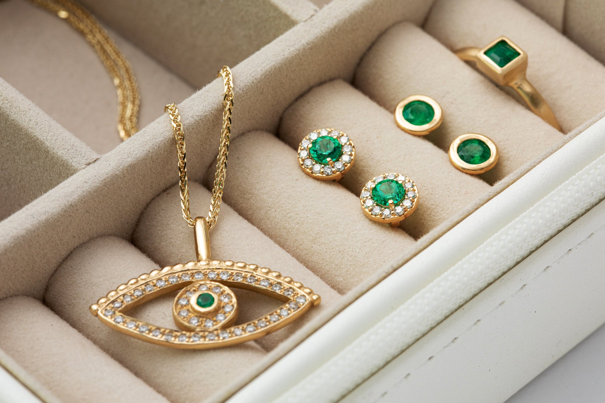 שרשרת זהב מרהיבה עם תליון קמע עין מזהב משובץ כולו יהלומים ובמרכז אבן אמרלד ירוקה