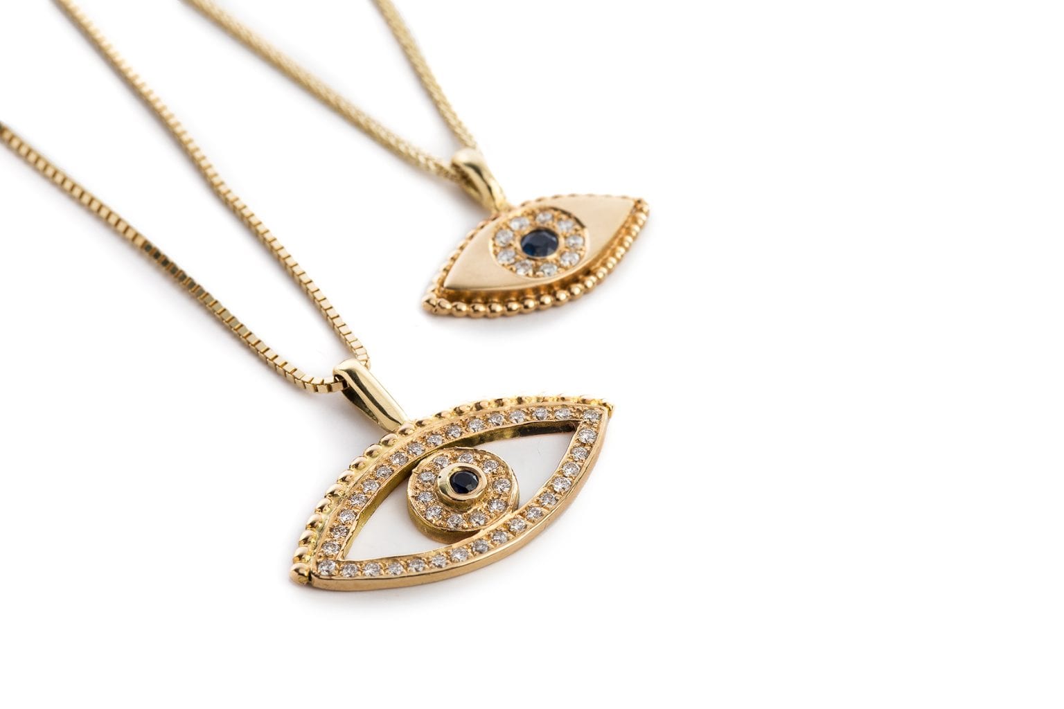 שרשרת קמע עין הרעה. שרשרת עין עם תליון זהב בצורת עין משובצת יהלומים וספיר 