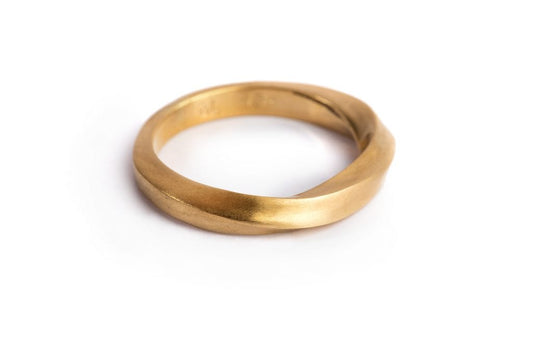 טבעת זהב מוביוס, טבעת האינסוף בעלת מבנה מיוחד עשויה בעבודת יד עם פרופיל זהב עבה. טבעת נישואים בעבודת יד.
