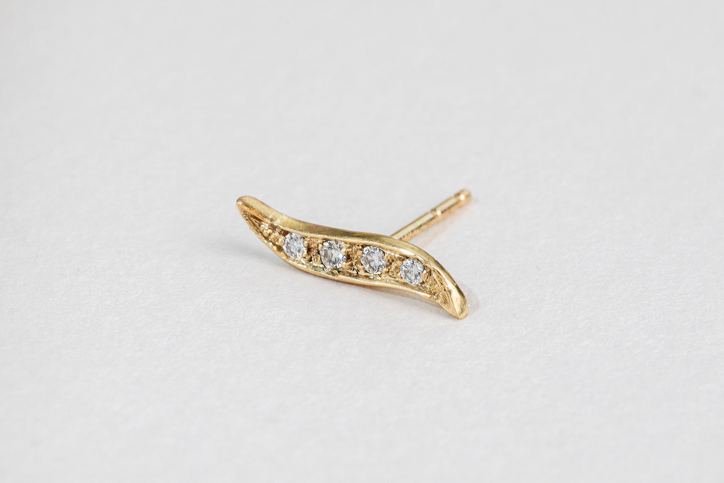 עגיל גל זהב 14 קראט משובץ יהלומים לבנים 