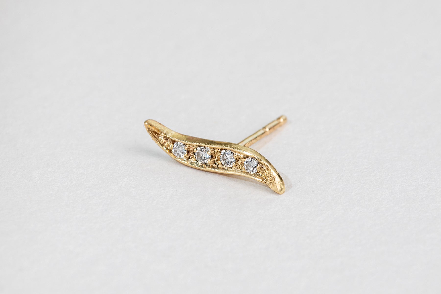 עגיל גל זהב 14 קראט משובץ יהלומים לבנים 