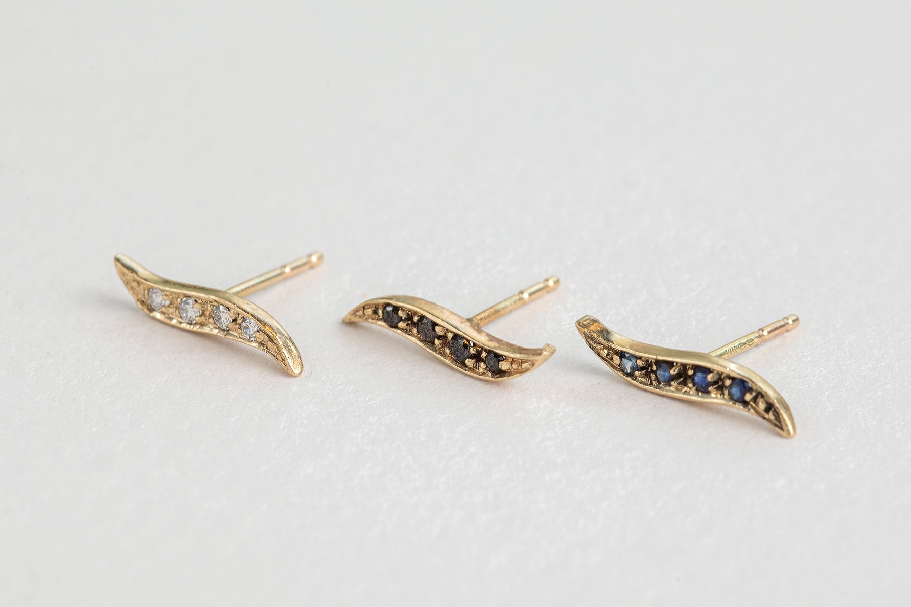 שלישיית עגילי זהב בצורת גל משובצים אבני ספיר, יהלומים ויהלומים שחורים