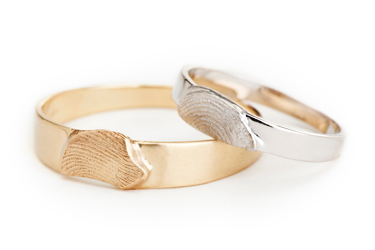 צמד טבעות נישואין בזהב לבן וזהב צהוב עם טביעות אצבע אישיות של החתן והכלה