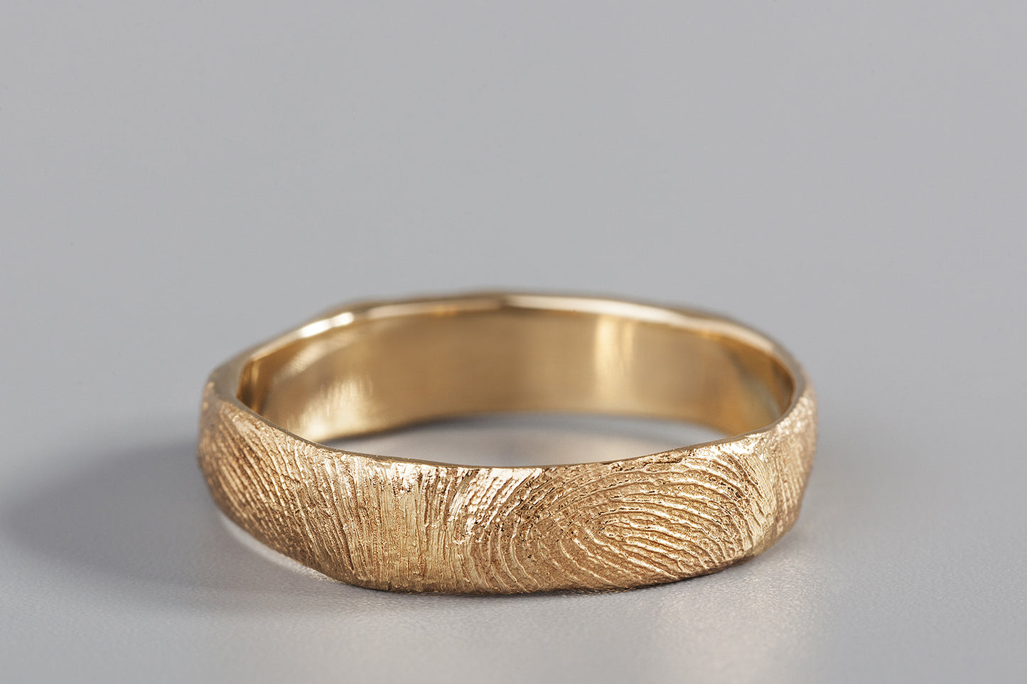 טבעת נישואים לגבר בזהב צהוב 14 קראט. טבעת טביעת אצבע אישית עשויה בעבודת יד בסטודיו הידרה