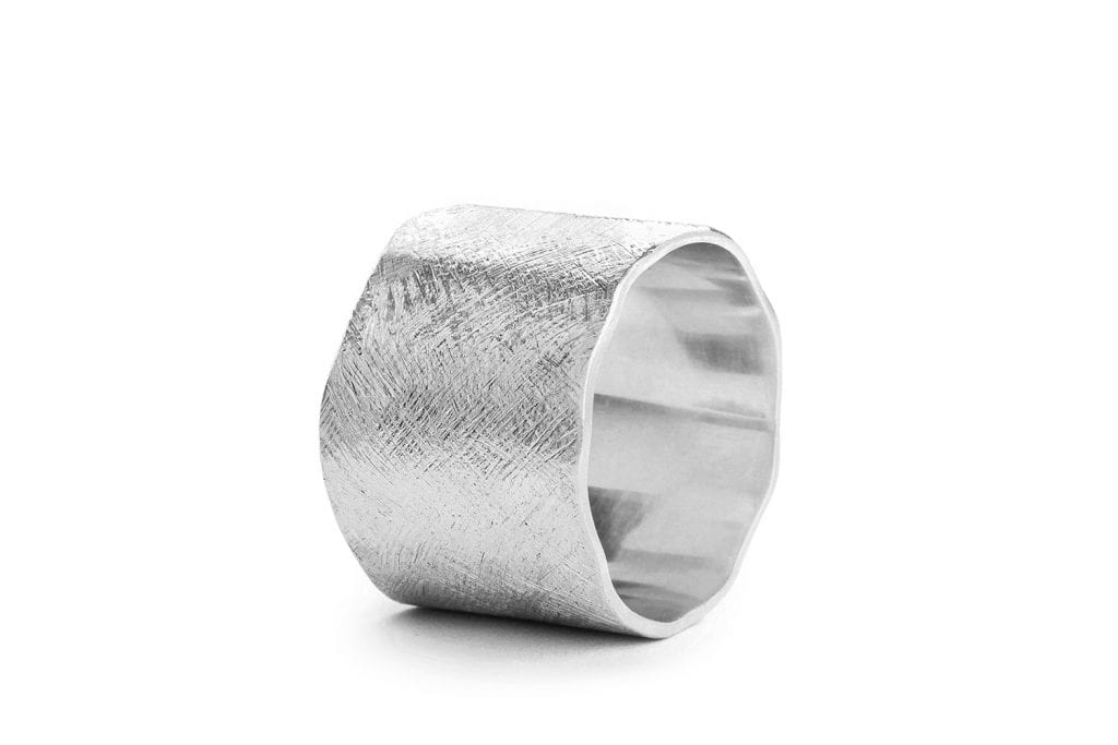 טבעת מעוננת היא טבעת נישואין רחבה לנשים שאוהבות טבעות גדולות מלאות נוכחות. טבעת זהב עם שוליים גליים וטקסטורה ייחודית של שריטות עדינות. גימור מט

 זהב לבן גודל טבעת : 14 מ״מ