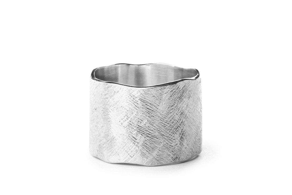 טבעת מעוננת היא טבעת נישואין רחבה לנשים שאוהבות טבעות גדולות מלאות נוכחות. טבעת זהב עם שוליים גליים וטקסטורה ייחודית של שריטות עדינות. גימור מט
זהב לבן
גודל טבעת : 14 מ״מ